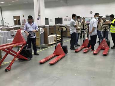 電動高升程搬運(yùn)車交付使用，感謝廠家羅總親自跟客戶講解操作方法！